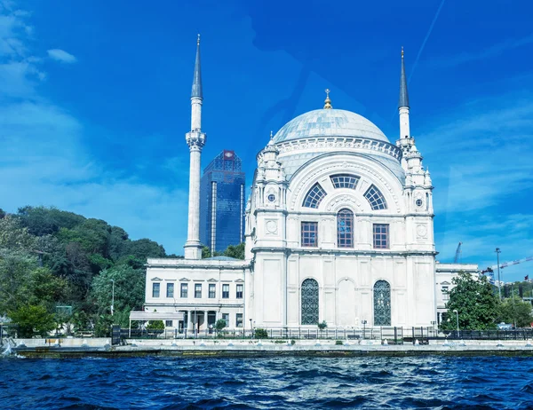 Istanbul c ile Boğaz'ın kıyısında Dolmabahçe Camii — Stok fotoğraf