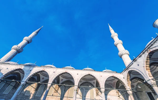 Sultanahmet Camii, Istanbul. Błękitny Meczet przeciw słoneczne niebo — Zdjęcie stockowe