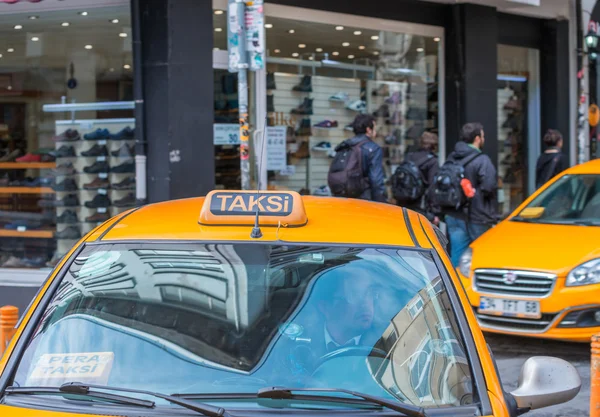 Taxi v ulicích města v Istanbulu — Stock fotografie