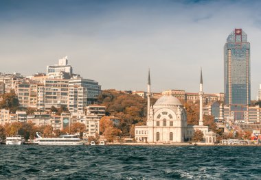 Istanbul c ile Boğaz'ın kıyısında Dolmabahçe Camii
