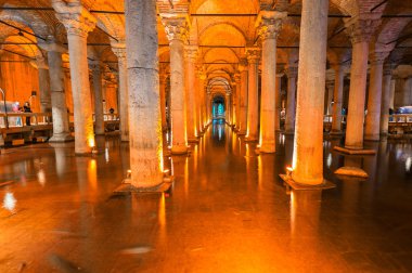 Sütunlar ve yay çizecek şekilde Yerebatan Saray Istanbul'da