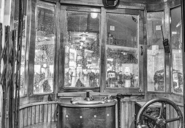 Istanbul gece ışıkları eski bir tramvay pencerelerden — Stok fotoğraf