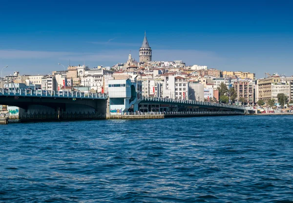 Galata toren en wijk in Istanbul — Stockfoto