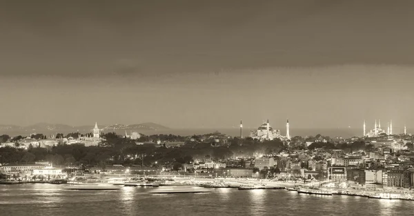 Istanbul paesaggio urbano sopra il Corno d'Oro — Foto Stock