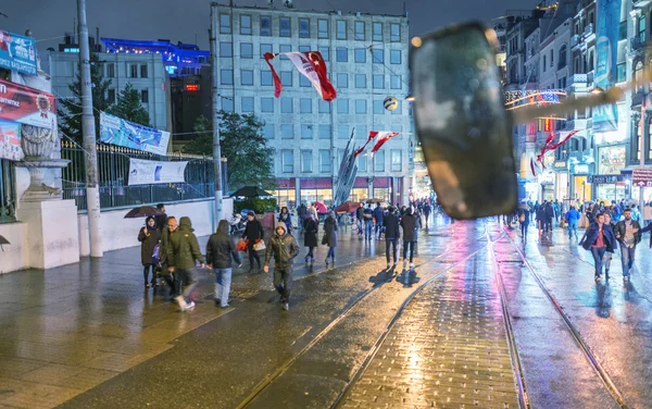 Turistas caminan en Istiklal Caddesi — Foto de Stock