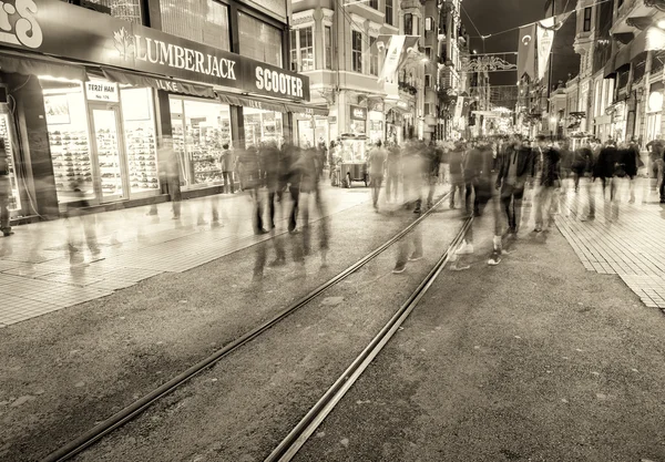 游客走在 Istiklal 大街 — 图库照片