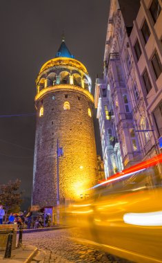 Galata Kulesi altında araba hafif rotaları