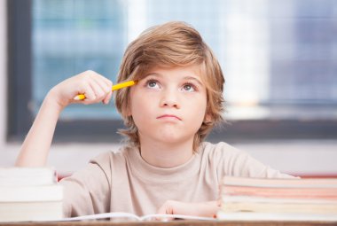 İlköğretim Okulu çocuk sınıf masasında yeni fikirler bulmaya çalışıyorum