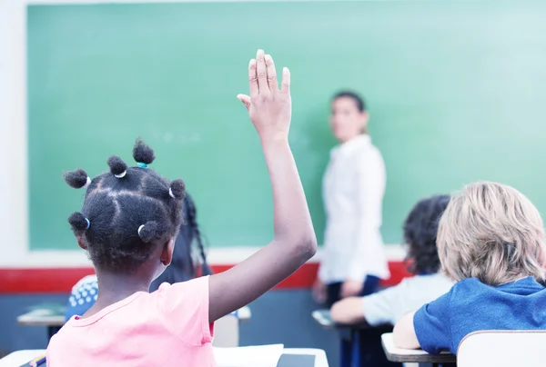 Estudiante afroamericana levantando la mano en la escuela —  Fotos de Stock