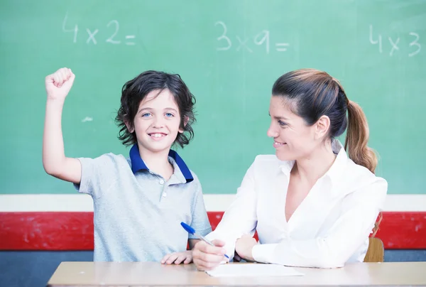Glückliche Grundschülerin lächelt nach korrekter Antwort auf th — Stockfoto