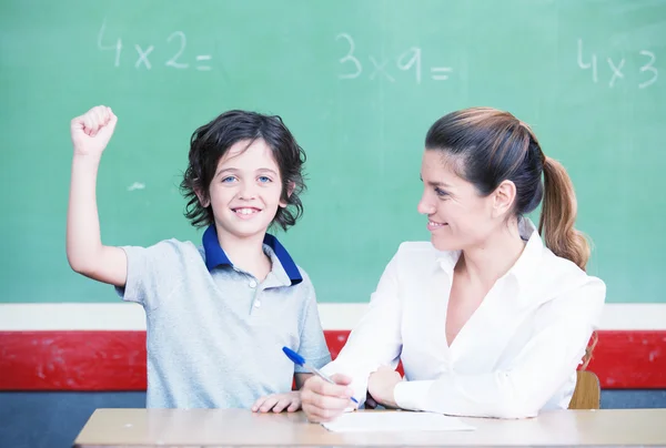 Heureux élève du primaire souriant après avoir répondu correctement à th — Photo