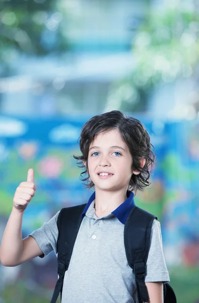 Pojke på skolan med tummen upp — Stockfoto