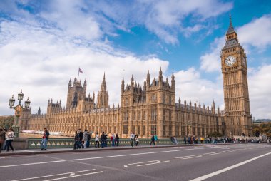 Turistler yürüyüş boyunca Westminster Bridge