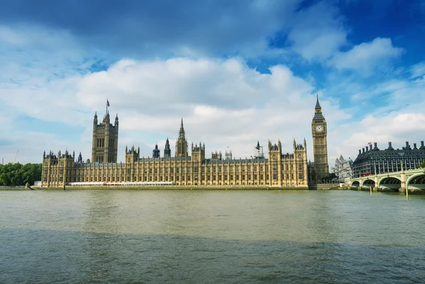 威斯敏斯特桥和议会两院的辉煌 — 图库照片