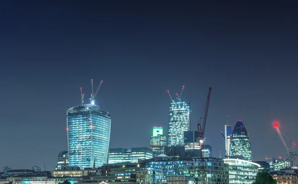 Moderne skyline van Londen bij nacht — Stockfoto