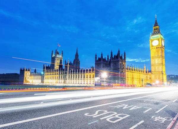 Houses of Parliament altında araba hafif rotaları — Stok fotoğraf