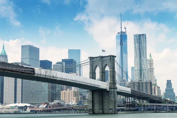 Brooklyn bridge mit manhattan — Stockfoto