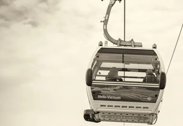 LONDON - AUG 24: Visitors travel on the Emirates cable car. The — Stock Photo, Image