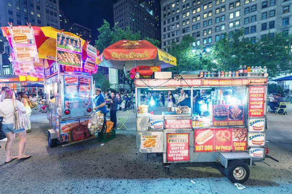 New York City - 12 Haziran 2013: New York street satıcı bir Manha içinde — Stok fotoğraf