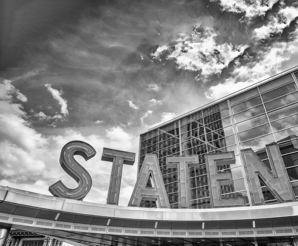 Staten Island ferry entrance sign in Manhattan — Stock Photo, Image