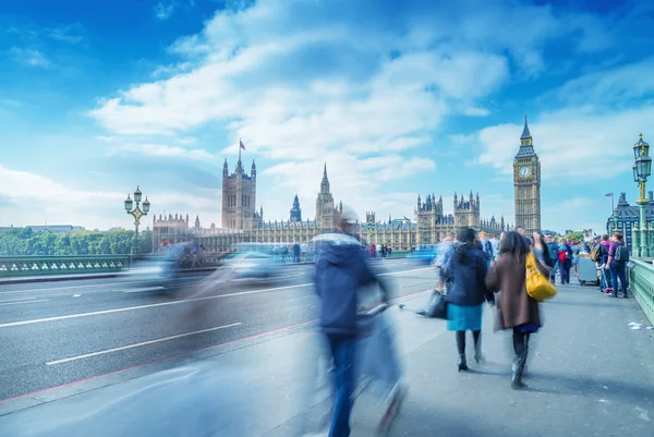 ผู้คนเบลอเคลื่อนที่บนสะพาน Westminster — ภาพถ่ายสต็อก