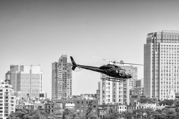 Zwarte helikopter over New York gebouwen — Stockfoto