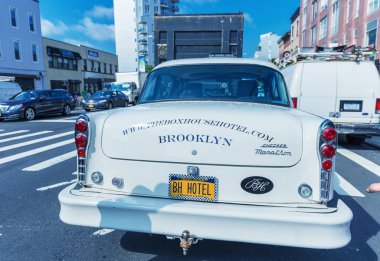 Brooklyn - 12 Haziran 2013: Vintage beyaz taksi taksi bekliyor müşteriler
