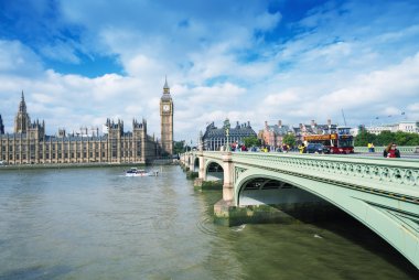 Turistler yürüyüş boyunca Westminster Bridge