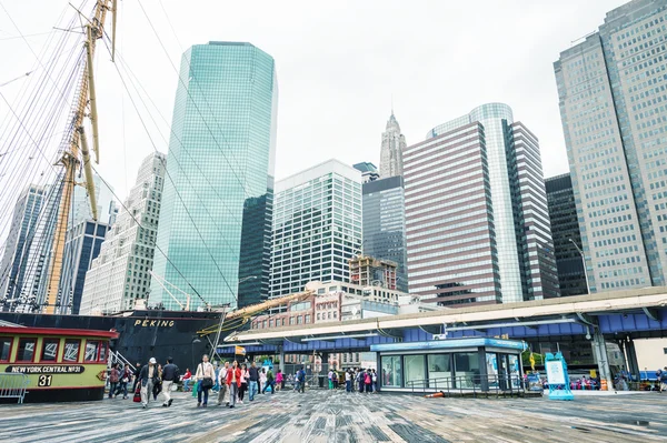 NEW YORK CITY - 10 GIUGNO 2013: I turisti camminano lungo South Street — Foto Stock