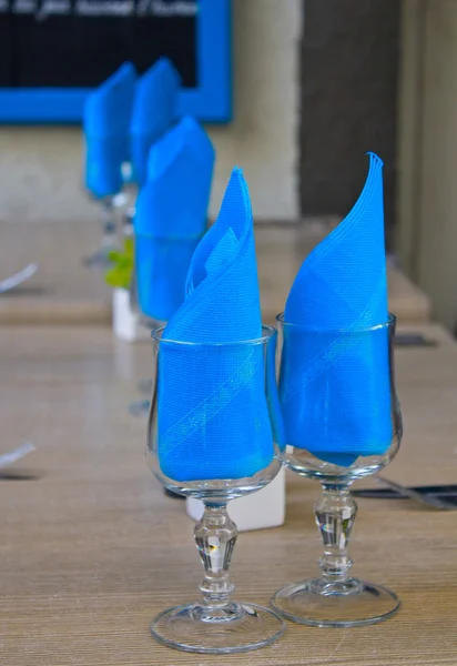 Mesa e copos preparados em um restaurante francês — Fotografia de Stock