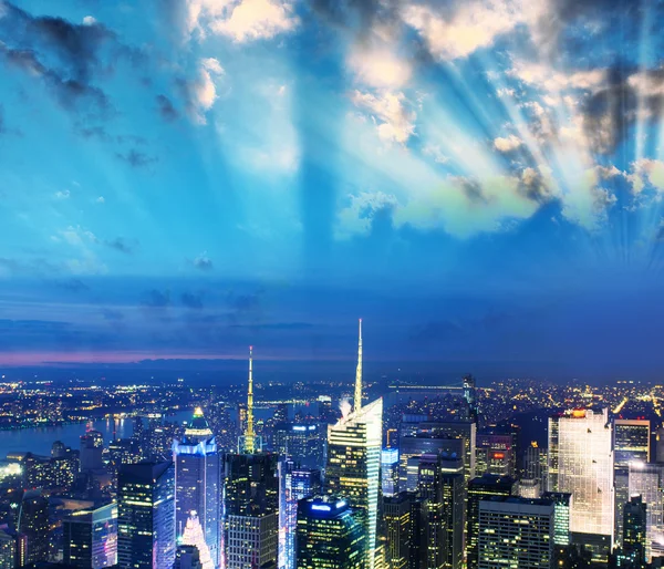 Impresionante horizonte de Manhattan después del atardecer — Foto de Stock