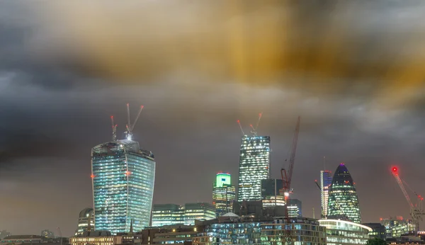 Londons modern silhuett i skymningen, Storbritannien — Stockfoto