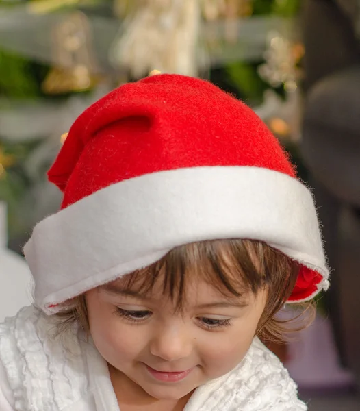 Счастливый ребенок в рождественской шляпе — стоковое фото
