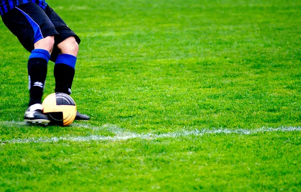 Rugdossa a labdát, közben egy labdarúgó-mérkőzés — Stock Fotó