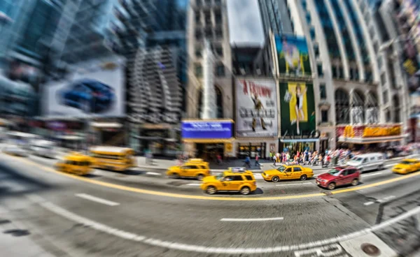 Yellow cabs speed up in Manhattan — Stock Photo, Image