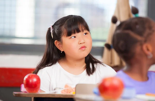 Grundschule multiethnische Klassenzimmer — Stockfoto