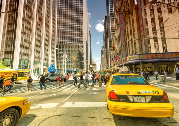 Famous yellow cabs in Manhattan avenues — Stock Photo, Image