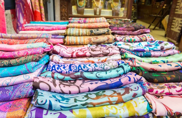 イスタンブール逃げる市場でカラフルなスカーフ — ストック写真