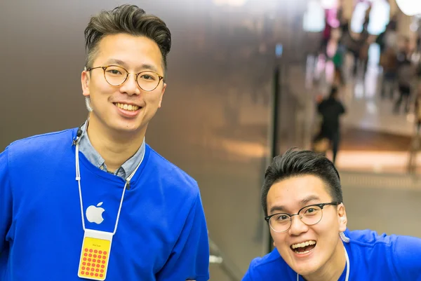 Apple Store εργαζόμενοι χαμόγελο — Φωτογραφία Αρχείου