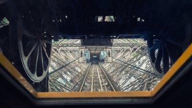 Eyfel Kulesi Paris metalik iç yapısı