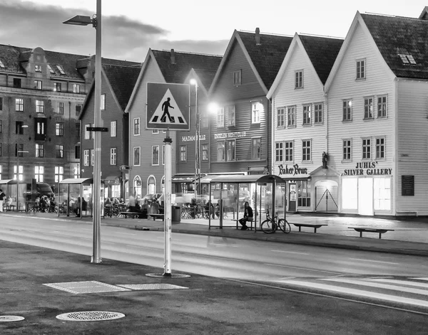 BERGEN, NORUEGA - 24 de julio de 2007: Turistas por las calles de la ciudad. Mor. —  Fotos de Stock