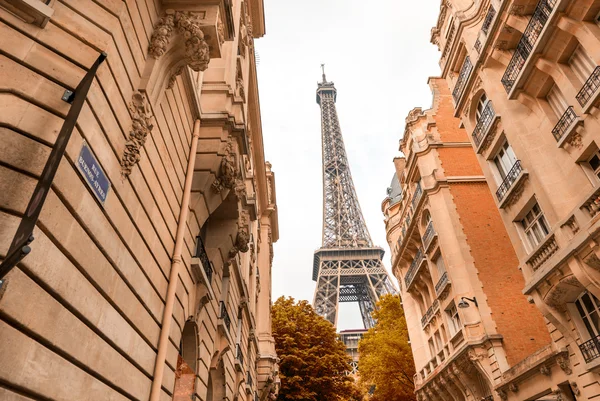 París, Francia. La Tour Eiffel enmarcado por las casas circundantes — Foto de Stock