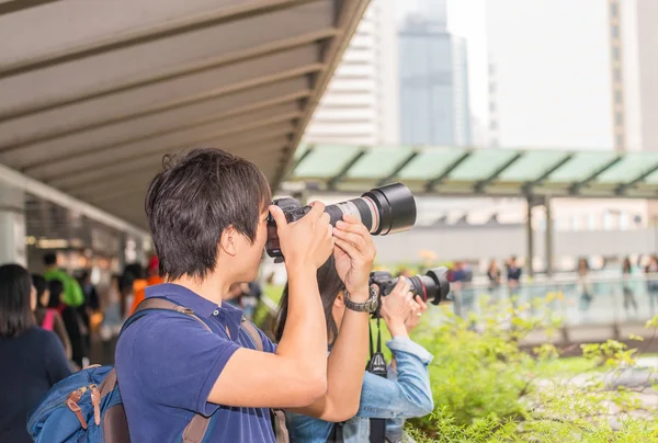 Ázsiai fotósok bevétel mozi-ból Hong Kong skyline — Stock Fotó