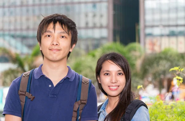 Pareja de Hongkongers disfrutando de visitar la ciudad — Foto de Stock