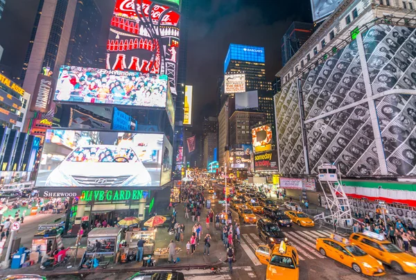 Turistas y tráfico en Times Square — Foto de Stock