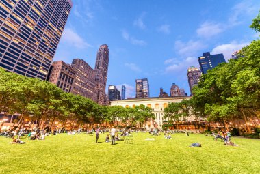 Yerli halk ve turistler Bryant Park'ta rahatlayın