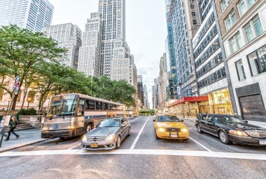 Turistler ve Fifth Avenue üzerinde trafik