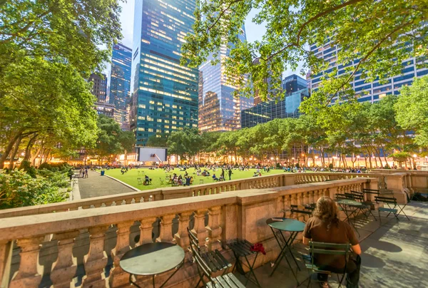 Outdoor dining area in Bryant Park, NYC — Stock Photo, Image