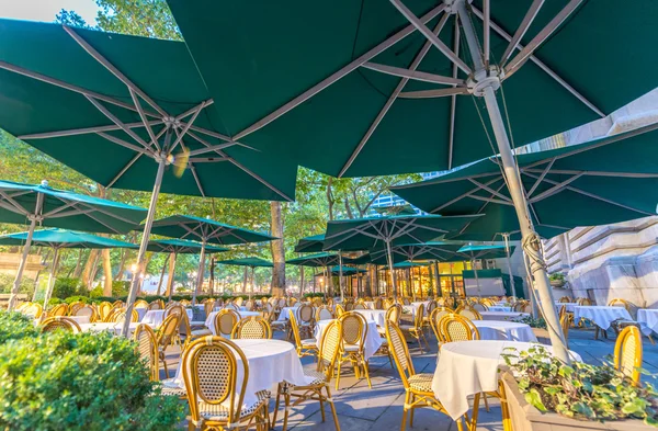 Outdoor dining area in Bryant Park, NYC — Stock Photo, Image