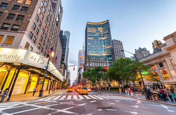 Turistler ve Fifth Avenue üzerinde trafik — Stok fotoğraf